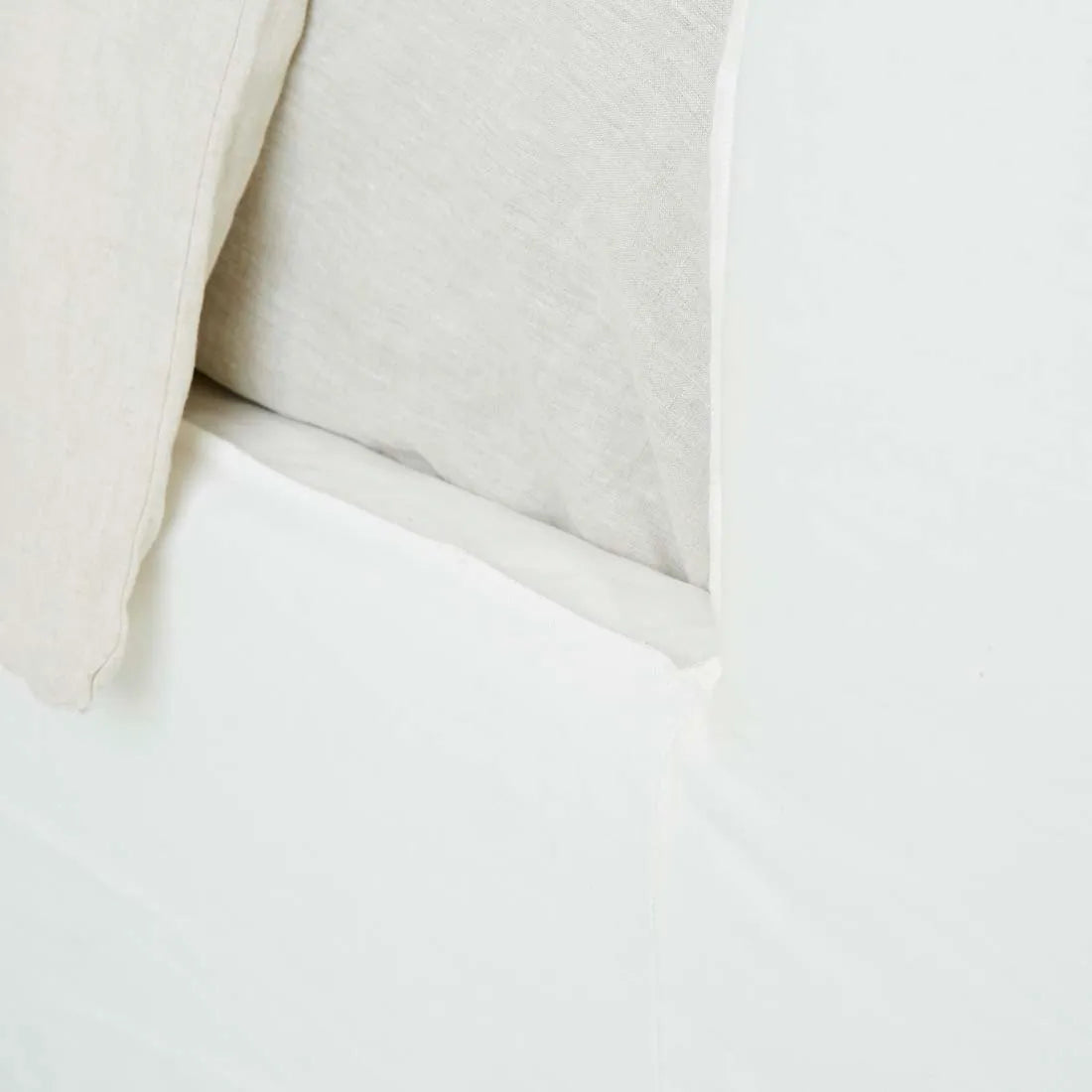 GlobeWest | Vittoria Slope Bed | Milk